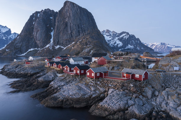 传统的挪威渔民小屋，rorbuer，在Hamnøy岛，Reine在挪威北部的罗浮敦。这张照片拍摄于冬天的黎明。图片下载