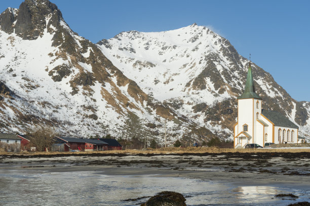 这座白色木制小教堂位于挪威罗浮敦群岛维斯瓦戈亚岛的瓦尔伯格海滩上图片下载
