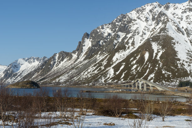 金索斯特劳门大桥是一座悬臂式公路桥，横跨挪威诺德兰县瓦冈市的奥斯瓦戈亚岛和金索亚岛之间的金索斯特劳门海峡。图片下载