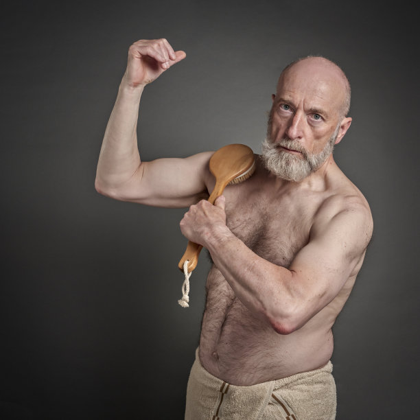 老男人在练习干式刷牙图片下载