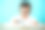 新生儿微笑着戴着眼镜，放在桌子上(温柔地注视着眼睛)图片下载