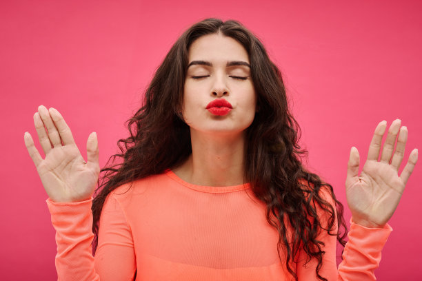 美丽的年轻女子送来一个吻图片下载