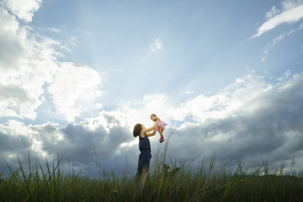 快乐的年轻家庭花时间在夏日户外-充满活力的色彩效果图片下载