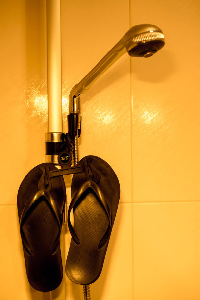 淋浴时穿人字拖图片下载