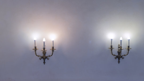 老式的壁灯。空间的文本。灯亮在墙上。黄昏时分的工作灯。图片下载