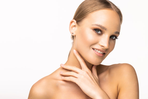 美丽的年轻女子与淡自然的化妆和完美的皮肤。美丽的脸。在摄影棚里用白底拍的照片。图片下载