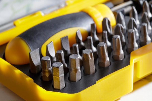 便携式黄色螺丝刀与钻头。施工工具图片下载