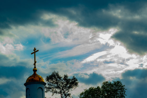 暴风雨天空下的东正教十字架图片下载