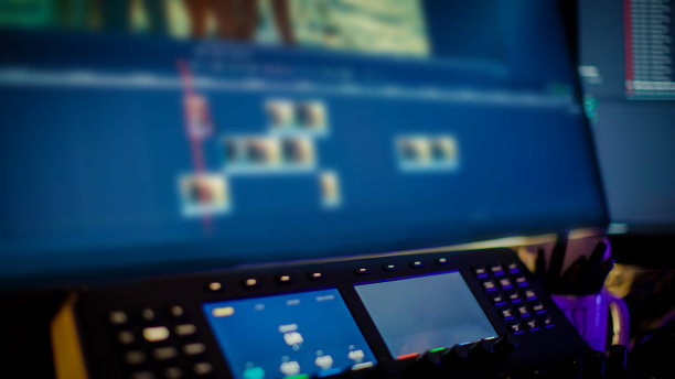 电脑屏幕上的视频镜头和桌子上的设备图片下载