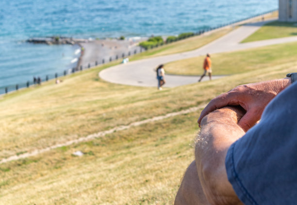 一个从高处欣赏湖景的人图片下载