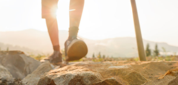 背包客旅行徒步山走丘陵。近脚远足腿远足旅行自然步行杆。自然活跃健康旅行登山登山杆。徒步登山旅行登山者夏天图片下载