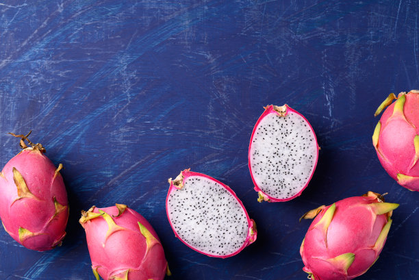 蓝色背景的新鲜火龙果或火龙果图片下载