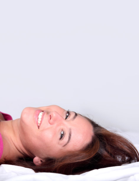 美丽幸福的深色女人躺着的肖像图片下载