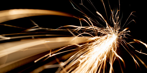 黑暗中的火花。线的光。图片下载