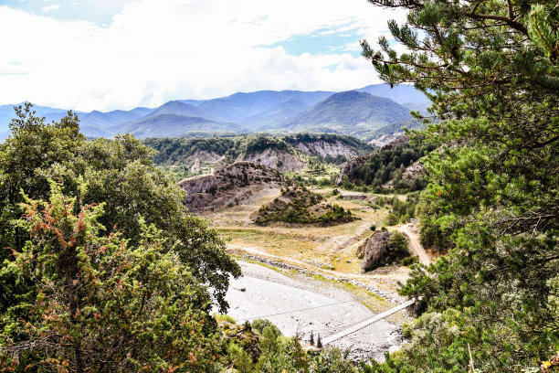 公路在山区，照片作为背景，在janovas财政sobrarbe，韦斯卡阿拉贡省图片下载