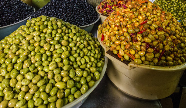 摩洛哥市场上的橄榄。选用桶装腌橄榄图片下载