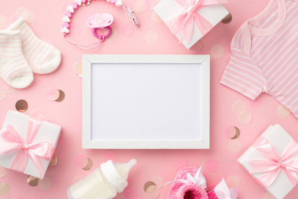 婴儿的概念。俯视照片相框礼品盒衬衫袜子牛奶瓶子靴子安抚链和闪亮的五彩纸屑孤立粉彩背景与空白空间图片下载