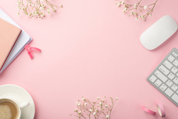 经营理念。键盘，电脑，鼠标规划师杯，咖啡碟，胶带和白色的石膏花在孤立的粉彩粉色背景上，中间有空白空间的俯视照片图片下载