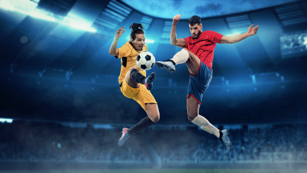 拼贴两个足球，足球运动员在体育比赛期间在体育场跳接球在黑暗的天空背景素材图片
