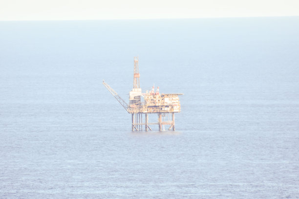 夕阳下的石油钻井平台，照片为背景，西班牙巴斯克地区圣胡安图片下载