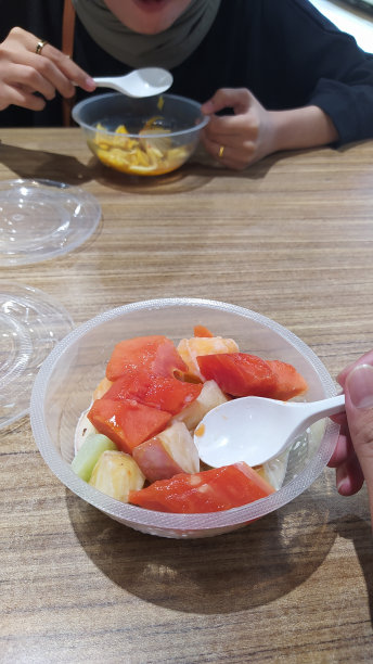 约会吃沙拉图片下载