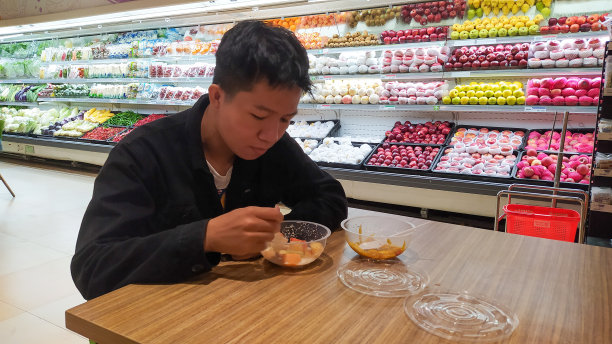 年轻人在咖啡馆吃健康的素食沙拉图片下载