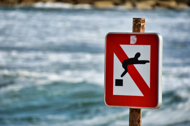 海滩上禁止停车标志，照片为背景，在圣玛丽德la mer海村，法国Camargue图片下载