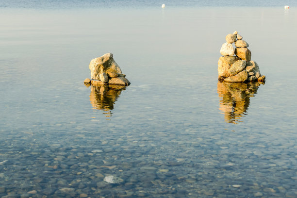 石头在水中，数码照片图片作为背景图片下载