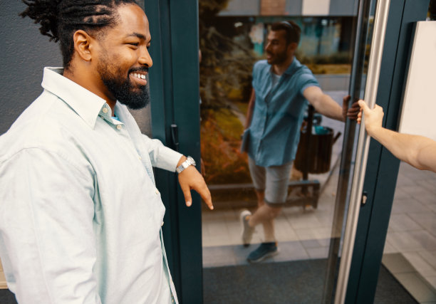 年轻同事在工作之余的闲谈图片下载