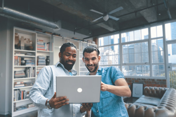 朋友们在社交媒体上分享新的商业项目图片下载