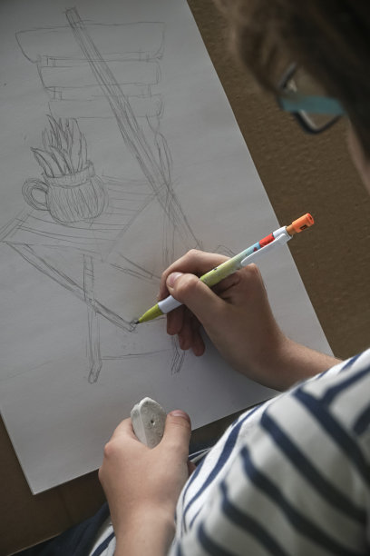 一个孩子在花园里画画。图片下载