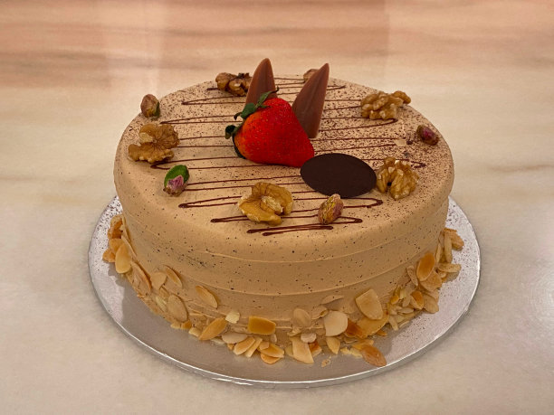 咖啡奶油蛋糕加坚果和水果图片下载