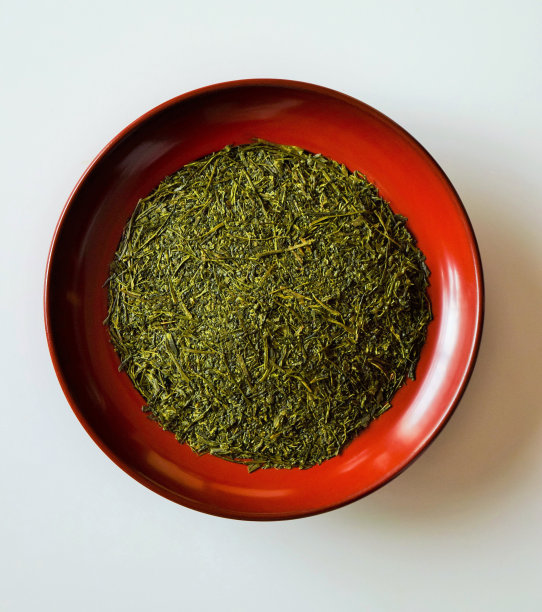 盛在盘子里的新鲜绿茶图片下载