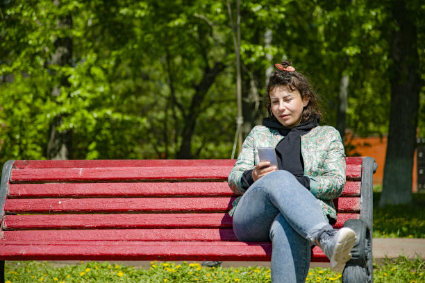 坐在长凳上的年轻女子图片下载