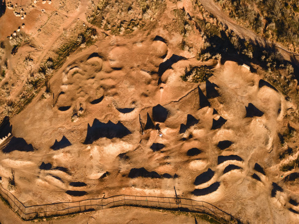 动态阴影组赛车实践美国西部土质赛道在日落组小轮车摩托车手照片系列图片下载