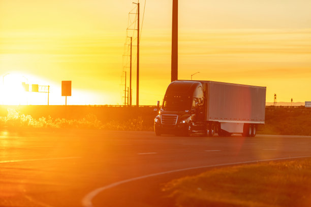 日落州际70商业循环卡车和运输照片系列图片下载