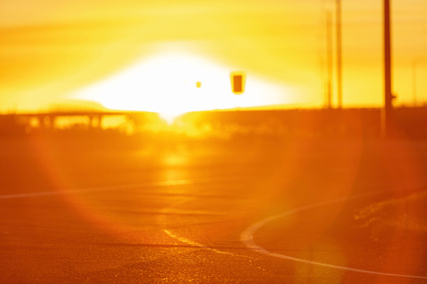 关注前景路日落州际70商业环路卡车和运输照片系列图片下载