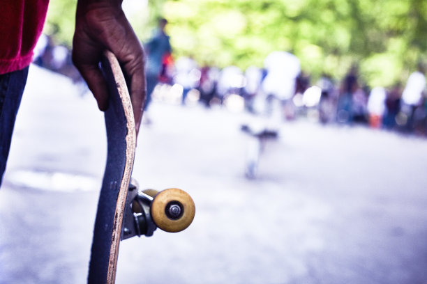 一个人拿着滑板的特写图片下载