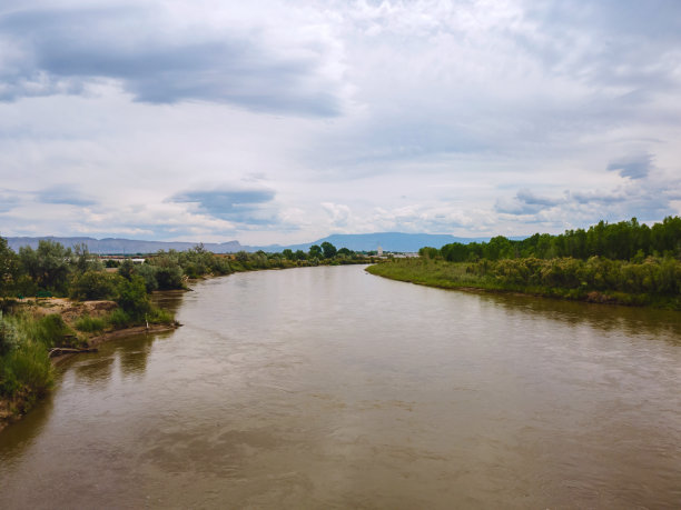 鸟瞰科罗拉多河流域泥泞的春天解冻流照片系列图片下载