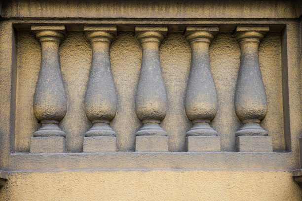 盲拱廊外立面的石多利安栏杆图片下载