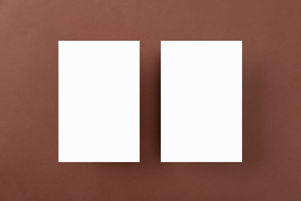 棕色背景的空白贺卡。空白的纸单卡与模拟副本空间。最小的工作组成。平铺，俯视图图片下载