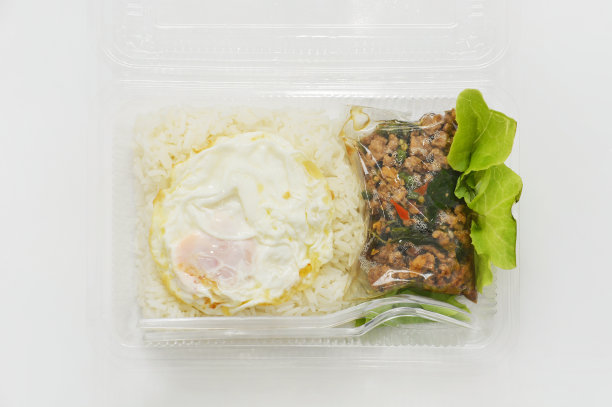 茉莉花饭用香辣猪肉炒香，再加上煎蛋，装在透明的塑料盒里，即食图片下载