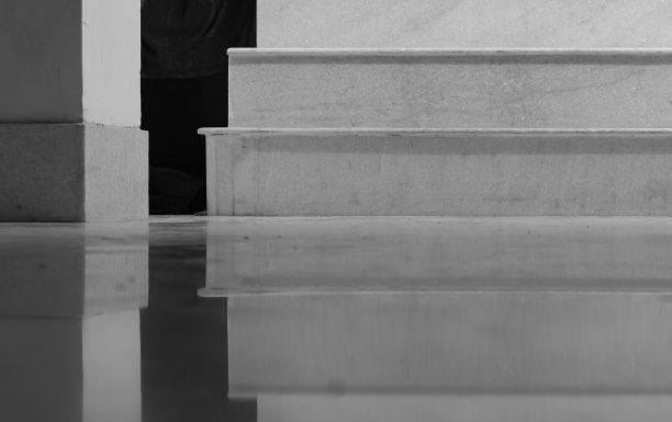 白色大理石楼梯在地板上的倒影。黑白照片。图片下载