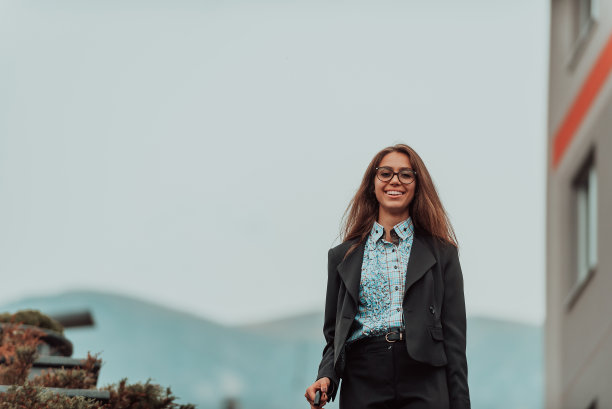 一位西装革履、手拿公文包的女商人去上班。有选择性的重点。经营理念。高质量的照片图片下载