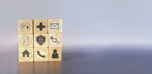 法律个人数据保护法图标与木盒上的浅灰色背景，PDPA，保护个人信息图片下载