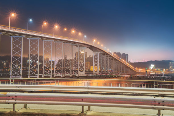 中国澳门特别行政区现代城市建筑的天际线和街景图片下载