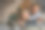 父亲和儿子在家里的帐篷里玩耍。图片下载