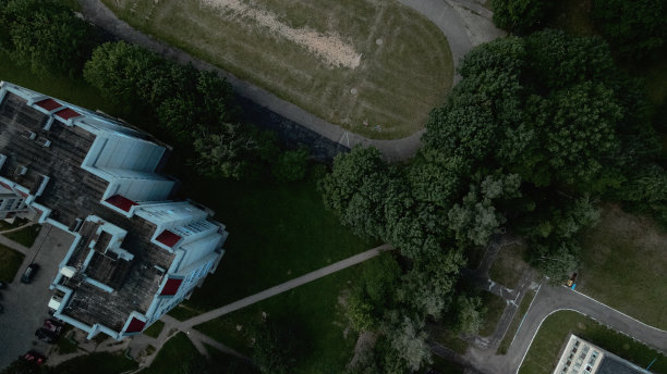 大城市宁静的郊区。多层建筑和大片绿地。全景照片。航空摄影。图片下载