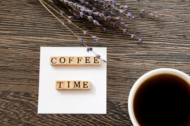 一杯咖啡旁边的薰衣草花和铭文时间咖啡，从上看图片下载