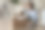 快乐的小女孩和慈爱的妈妈在家里玩有趣的游戏。图片下载